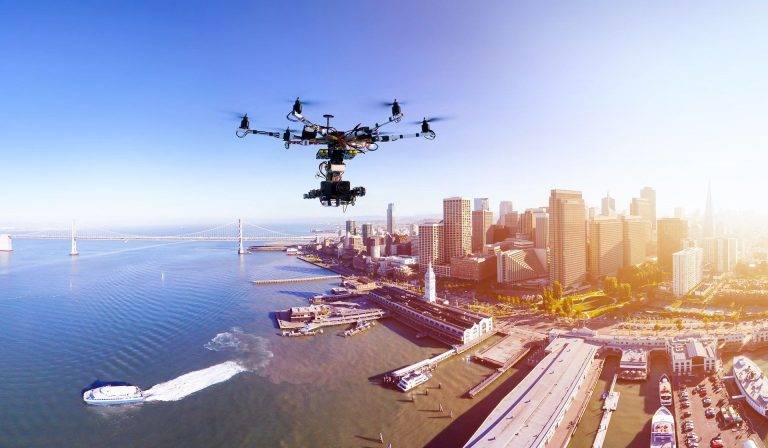 Un dron con cámara vuela sobre el puerto y los rascacielos de una ciudad costera