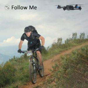 drone siguiendo a ciclista de montaña