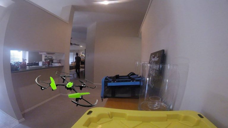 Minidron con protectores de hélices volando dentro de una casa