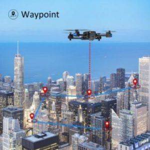 Drone siguiendo ruta sobre ciudad