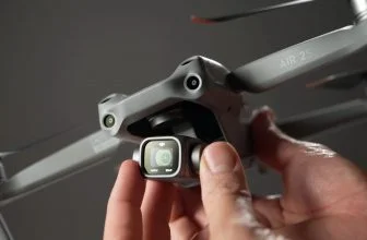 DJI Air 2S sostenido por mano