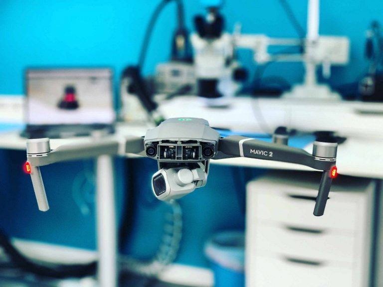 Un dron DJI Mavic 2 en un taller de reparación