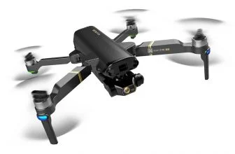 Drone con cámara 8k sobre fondo blanco